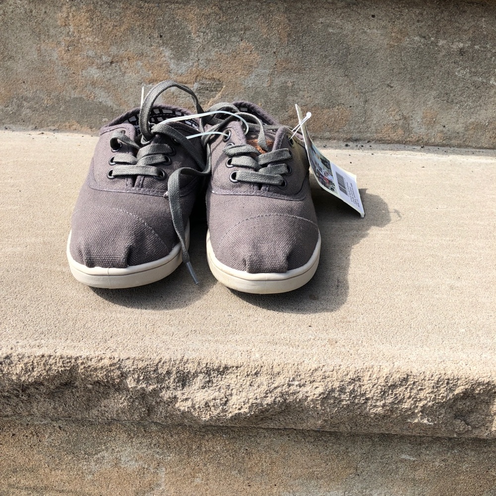 TOMS SHOES SIZE 1.5y
